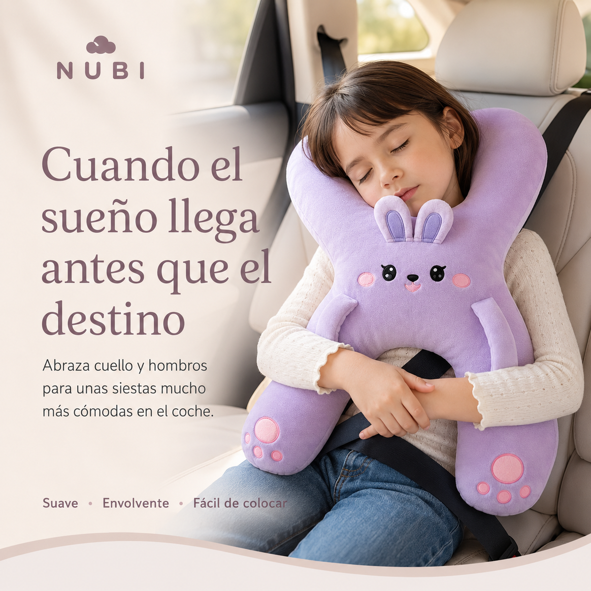 Un niño dormido en el coche con su cojín NUBI